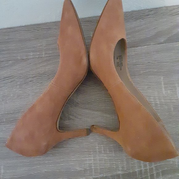 ALFANI STEP 'N FLEX TAN SUEDE HEELS SIZE 7 1/2 WITH 2 INCH HEEL - Picture 2 of 11